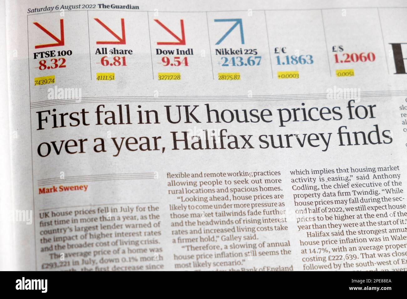 « Première chute des prix de l'immobilier au Royaume-Uni depuis plus d'un an, selon une enquête d'Halifax », le journal Guardian, article du marché de l'immobilier financier 6 août 2022 Royaume-Uni Banque D'Images