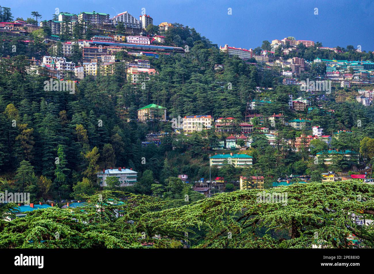 Vue sur le quartier commerçant de Shimla depuis l'hôtel Elysium Banque D'Images