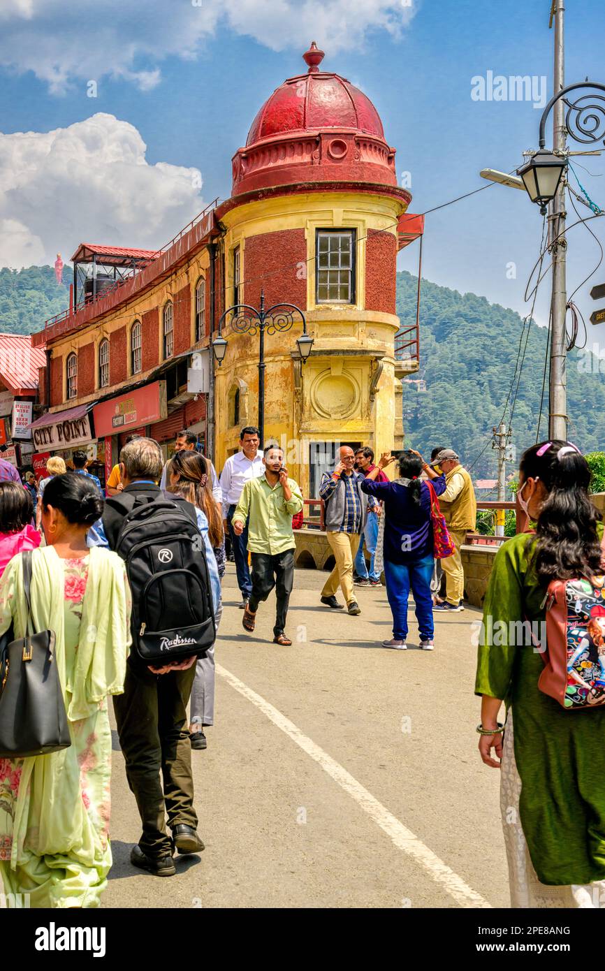 Début de la célèbre zone commerçante de Shimla, connue sous le nom de Mall Road Banque D'Images