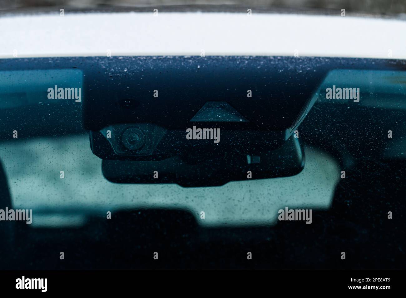 Détecteur de pluie et de lumière sur le pare-brise de la voiture. Sécurité automobile moderne. Banque D'Images