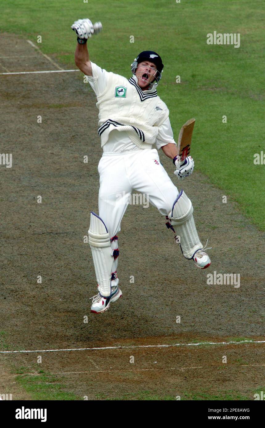 New Zealand's Lou Vincent celebrates his century against Sri Lanka on the third day of the second test at the Basin Reserve, Wellington, New Zealand, Wednesday, April 13, 2005. Sri Lanka trail New Zealand by 301 runs and were 10 for 1 at stumps. (AP Photo/Fotopress, Ross Setford) **NEW ZEALAND OUT** Banque D'Images
