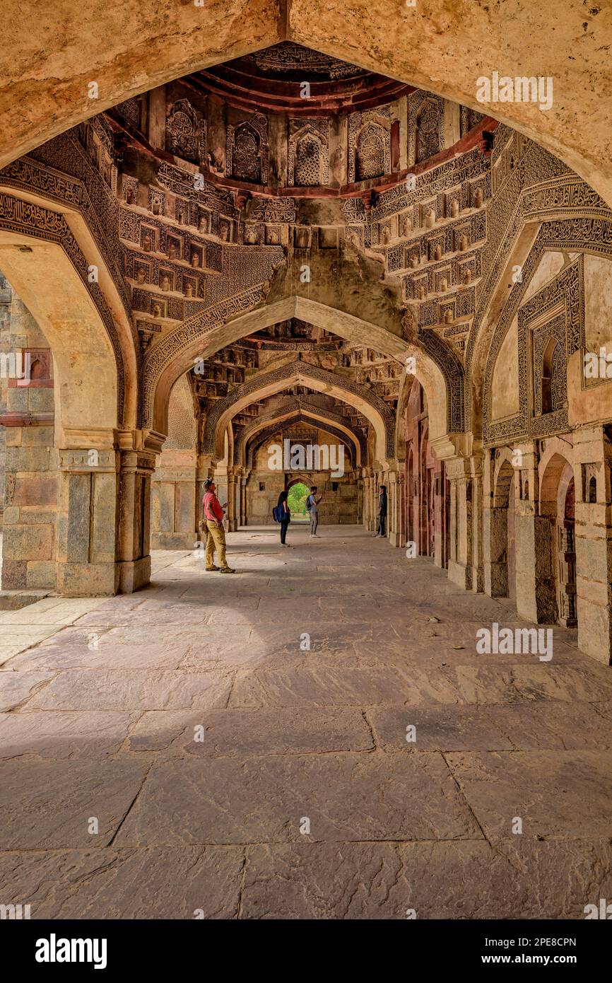 Intérieur de la Bara Gumbad Masjid, mosquée de Bara Gumbad, montrant les inscriptions Quraniques sculptées dans le dôme Banque D'Images