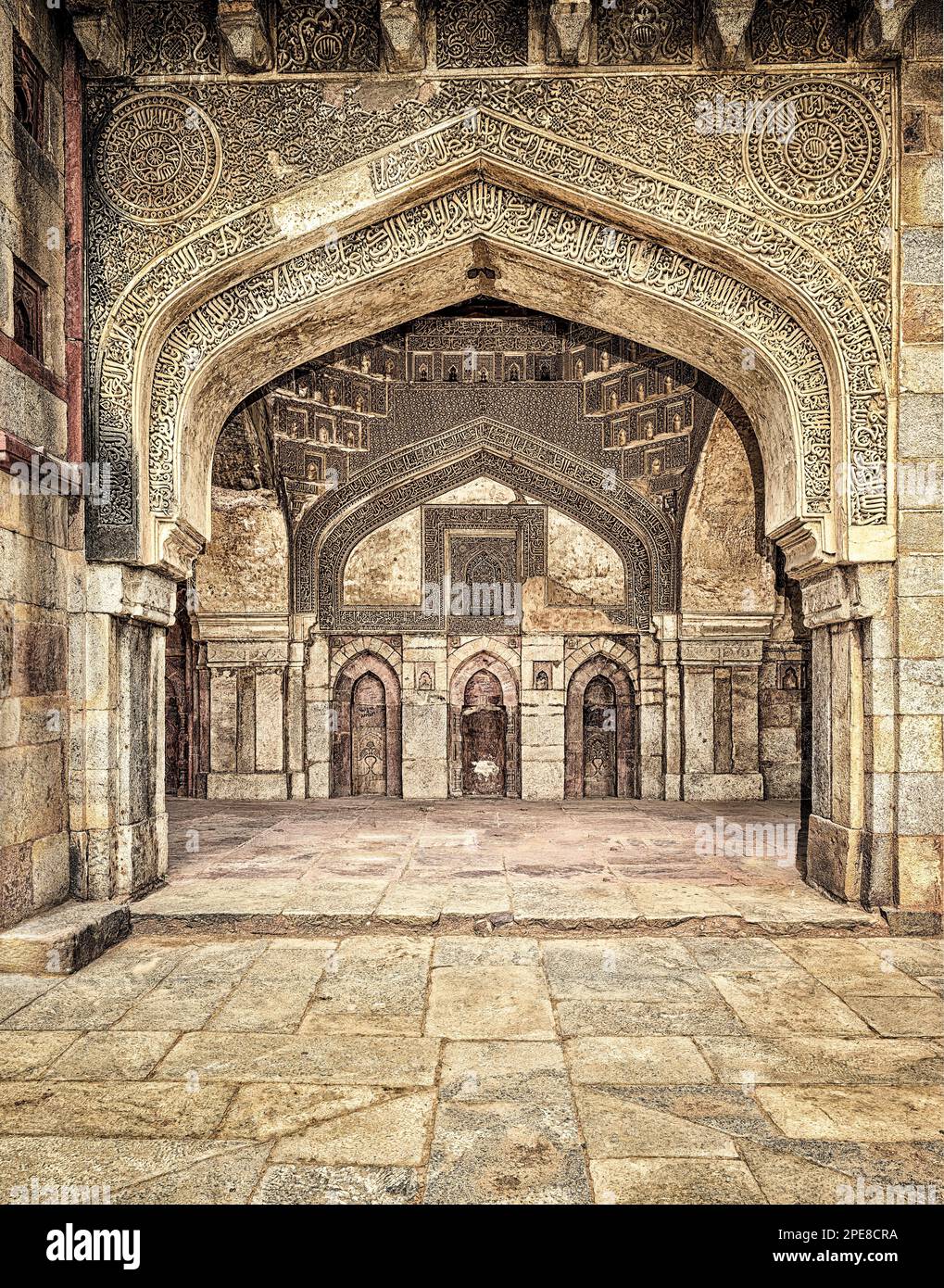 Le Mihrab dans la baie centrale de la mosquée Quwwat-ul-Islam Banque D'Images