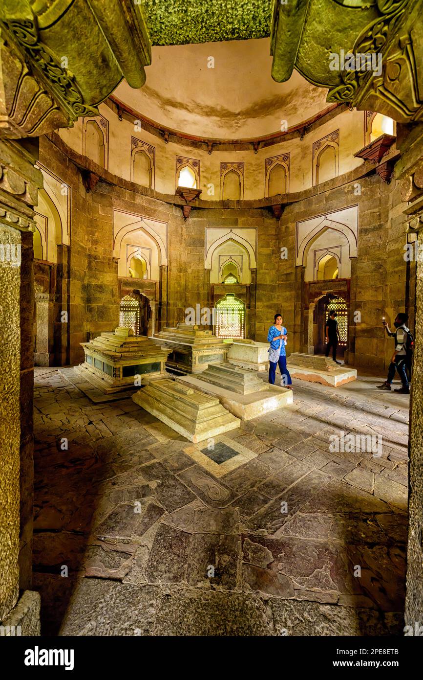 Marcher à l'intérieur de la chambre tombale du mausolée ISA Khan Niyazi, qui fait partie du complexe tombal de Humayun à Delhi, en Inde. Banque D'Images