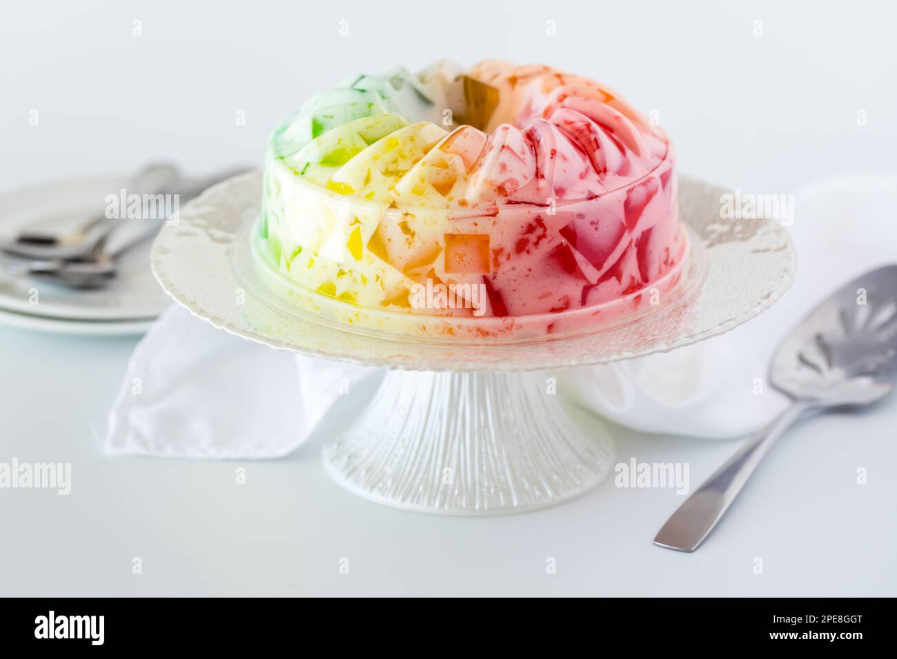 Moule en gelée aux fruits arc-en-ciel sur socle, prêt à servir. Banque D'Images