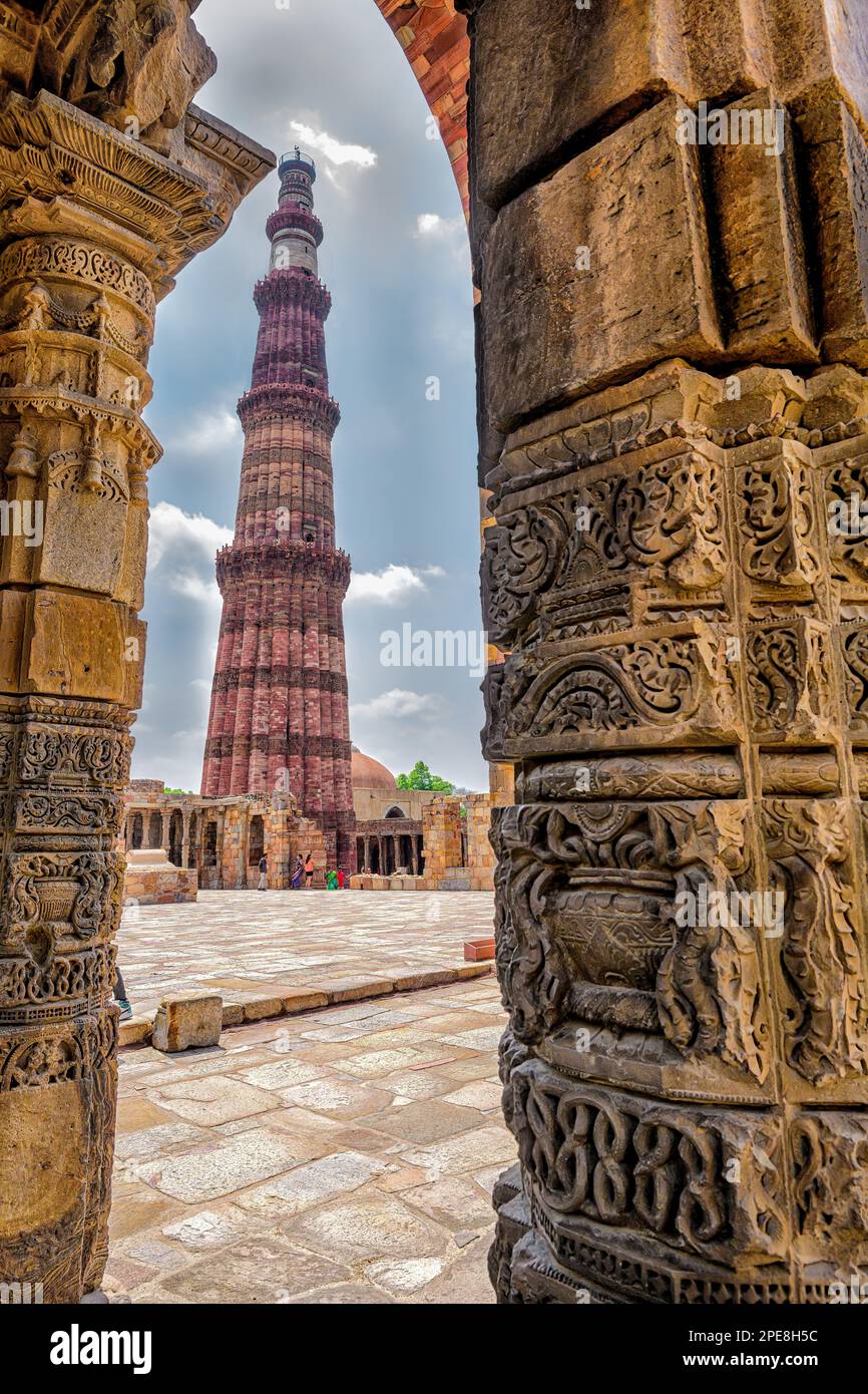 Qutb Minar vu à travers une arche dans le complexe de la mosquée Mehrauli Quwwat ul Islam Banque D'Images