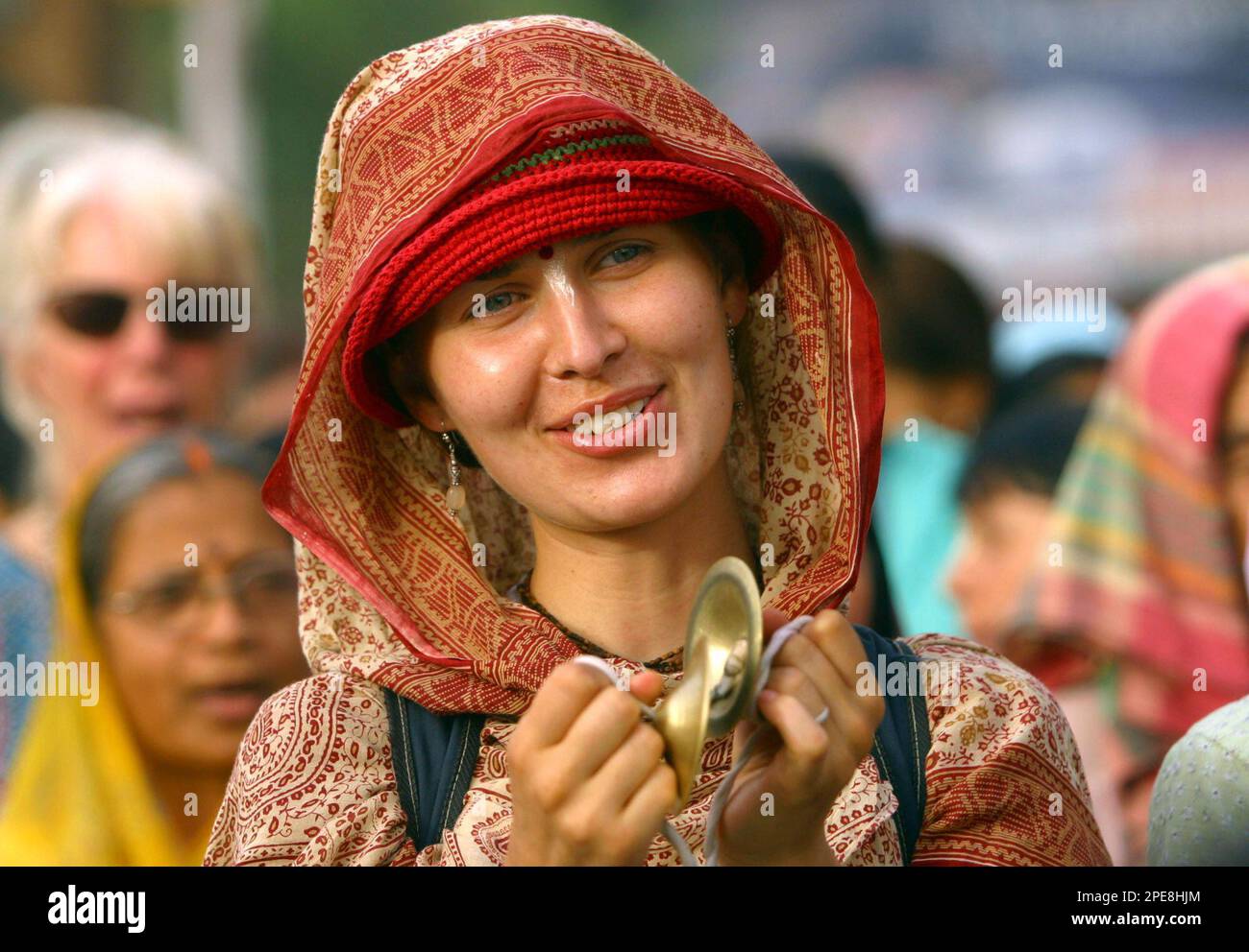 Hema Lavanya Das from Hungary participates in the Sadbhavana Yatra or Goodwill journey in Allahabad, India, Saturday, April 9, 2005. According to the organizers, the International Society for Krishna Consciousness, people from 108 countries are participating in this journey. (AP Photo/Rajesh Kumar Singh) Banque D'Images