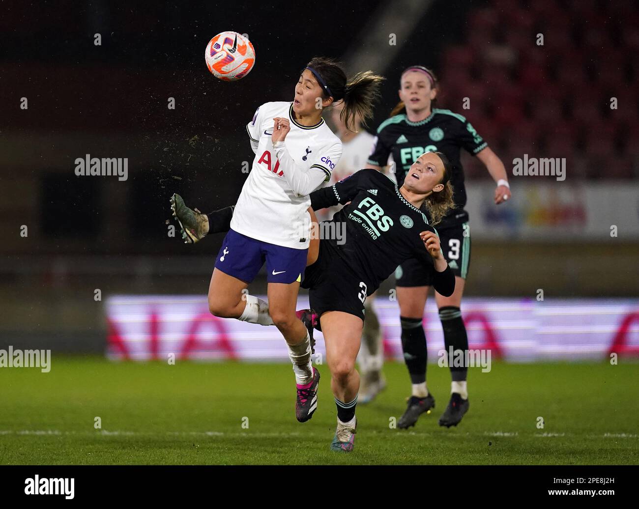 Mana Iwabuchi de Tottenham Hotspur (à gauche) et Ruby Mace de Leicester City se battent pour le ballon lors du match de la Barclays Women's Super League à Brisbane Road, Londres. Date de la photo: Mercredi 15 mars 2023. Banque D'Images
