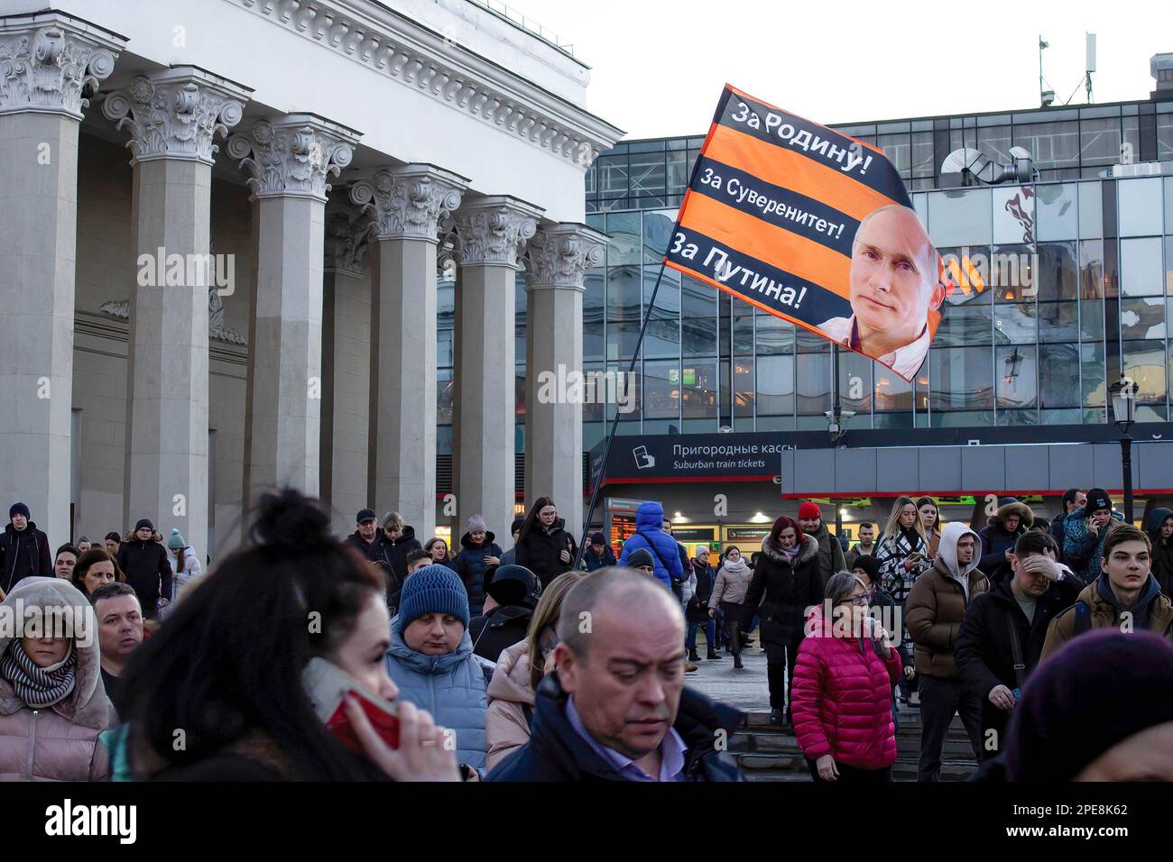 Un partisan du président russe Vladimir Poutine porte un drapeau sur la place Komsomolskaya. Le drapeau porte un portrait de Poutine. Le texte sur le drapeau dit: «Pour la mère patrie! Pour la souveraineté! Pour Poutine!". Banque D'Images