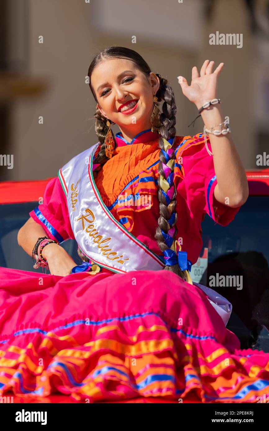 Matamoros, Tamaulipas, Mexique - 26 novembre 2022: Le Desfile del 20 de Noviembre, reine de beauté portant des vêtements traditionnels, habillez-vous comme un Adelita Banque D'Images