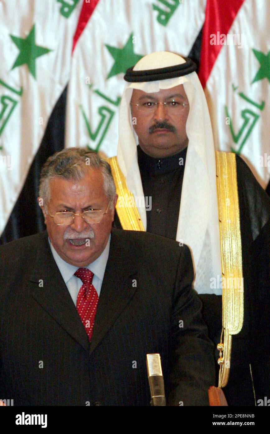 Newly elected Iraqi President Jalal Talabani speaks during the National Assembly meeting in Baghdad, Iraq Thursday April 7, 2005. Ghazi al-Yawer, one of two new vice presidents, stands behind him.(AP Photo/Hadi Mizban) Banque D'Images