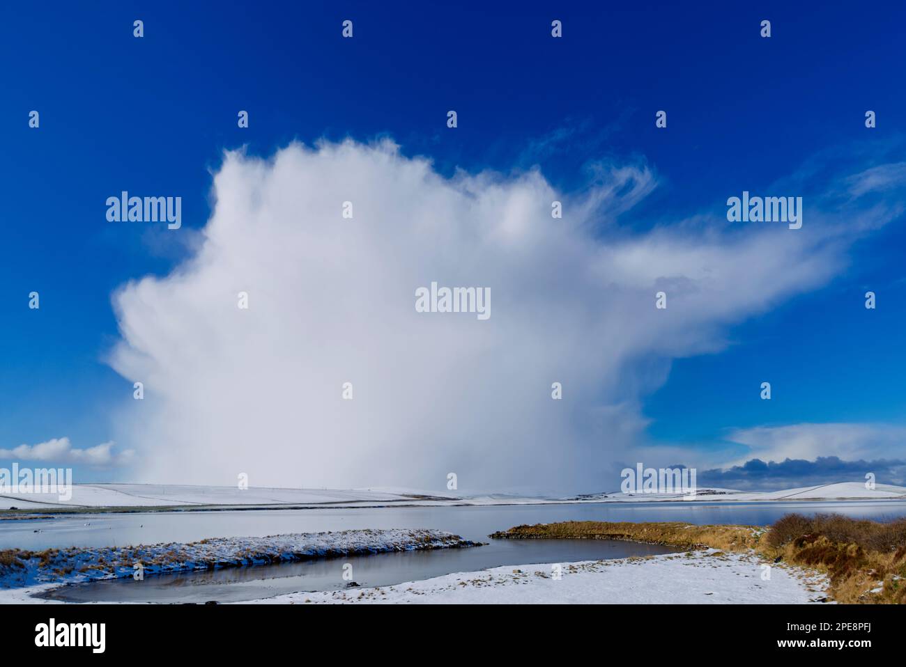 Nuages de douche de neige Cumulonimbus, Stenness Loch, Orkney Banque D'Images