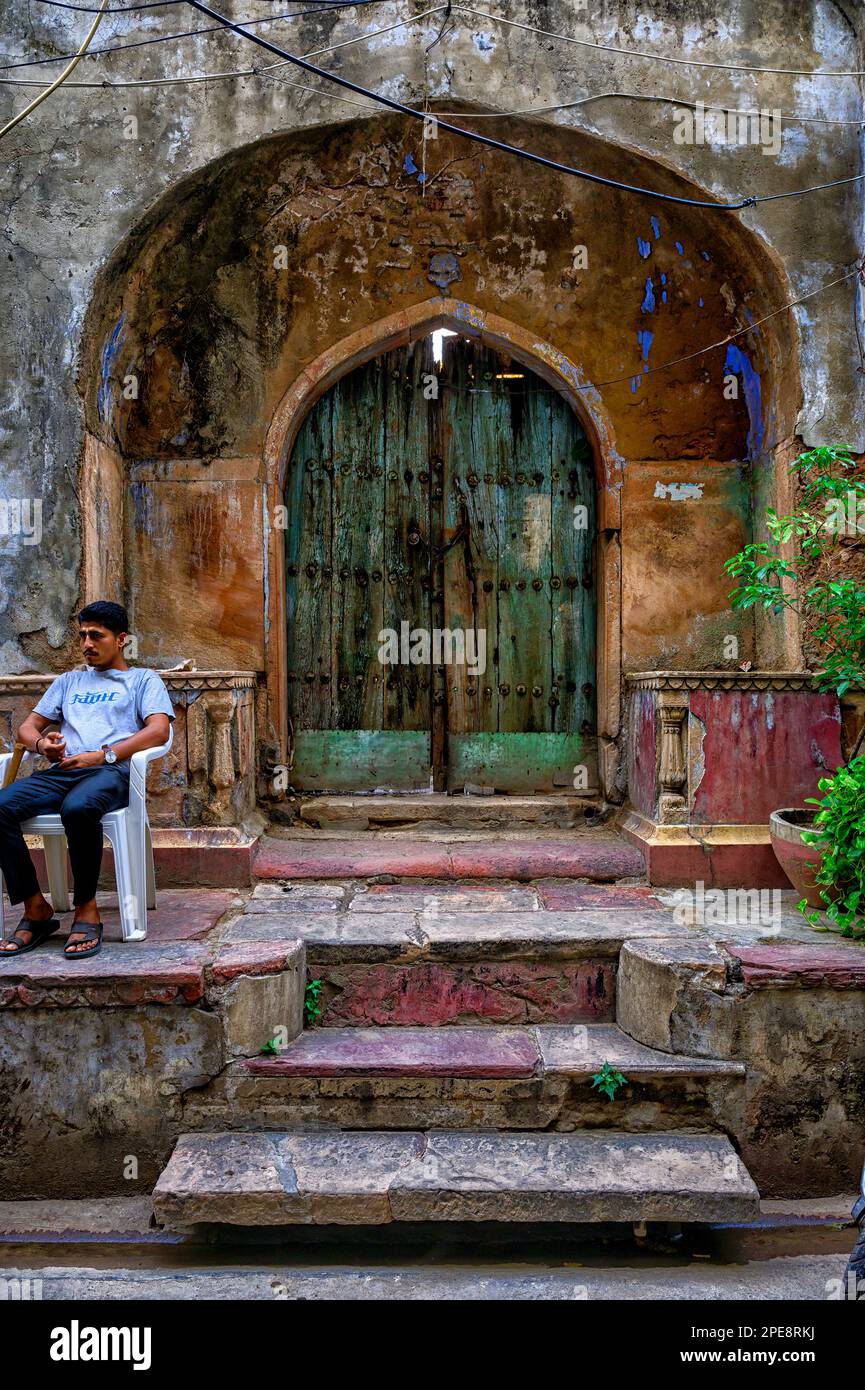 Décrète une vieille porte sur la rue Naughara à Chandni Chowk, dans le vieux Delhi Banque D'Images