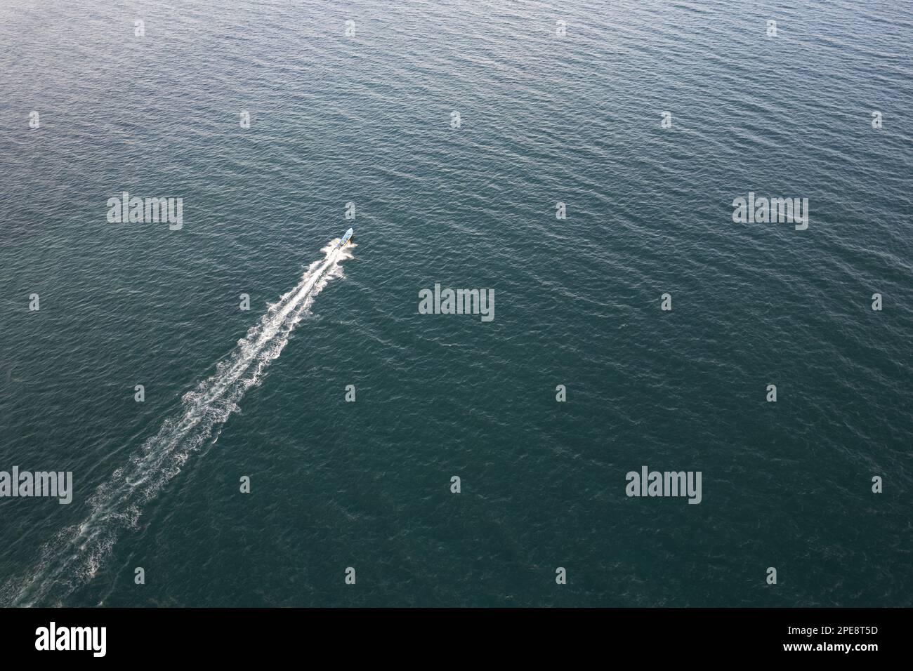 Bateau de pêche voile sur l'eau de mer vue aérienne de drone Banque D'Images