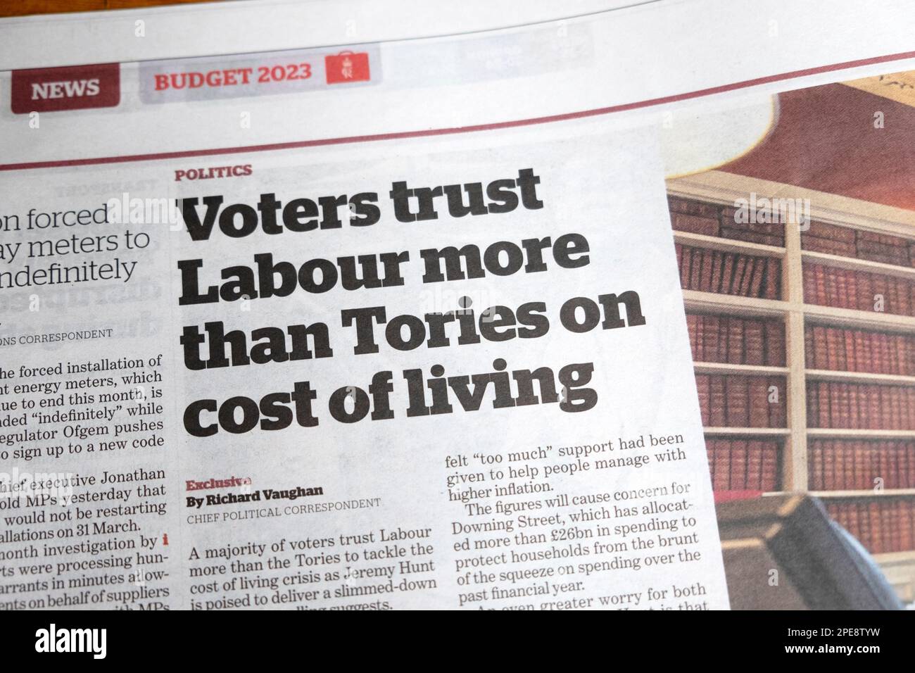 "Les électeurs britanniques font plus confiance au Labour UK que les Tories sur le coût de la vie" j'ai le journal titre de l'article d'actualité politique Politics on 15 mars 2023 Londres UK Banque D'Images