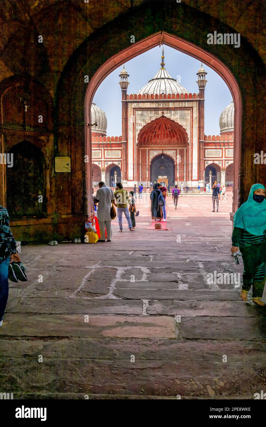 Vue de la mosquée Jama Masjid par la porte d'entrée Banque D'Images