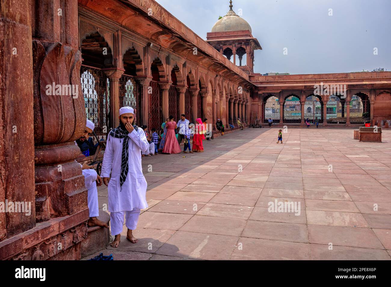 La cour ouverte de la mosquée Jama Masjid de Delhi peut accueillir 25 000 personnes Banque D'Images