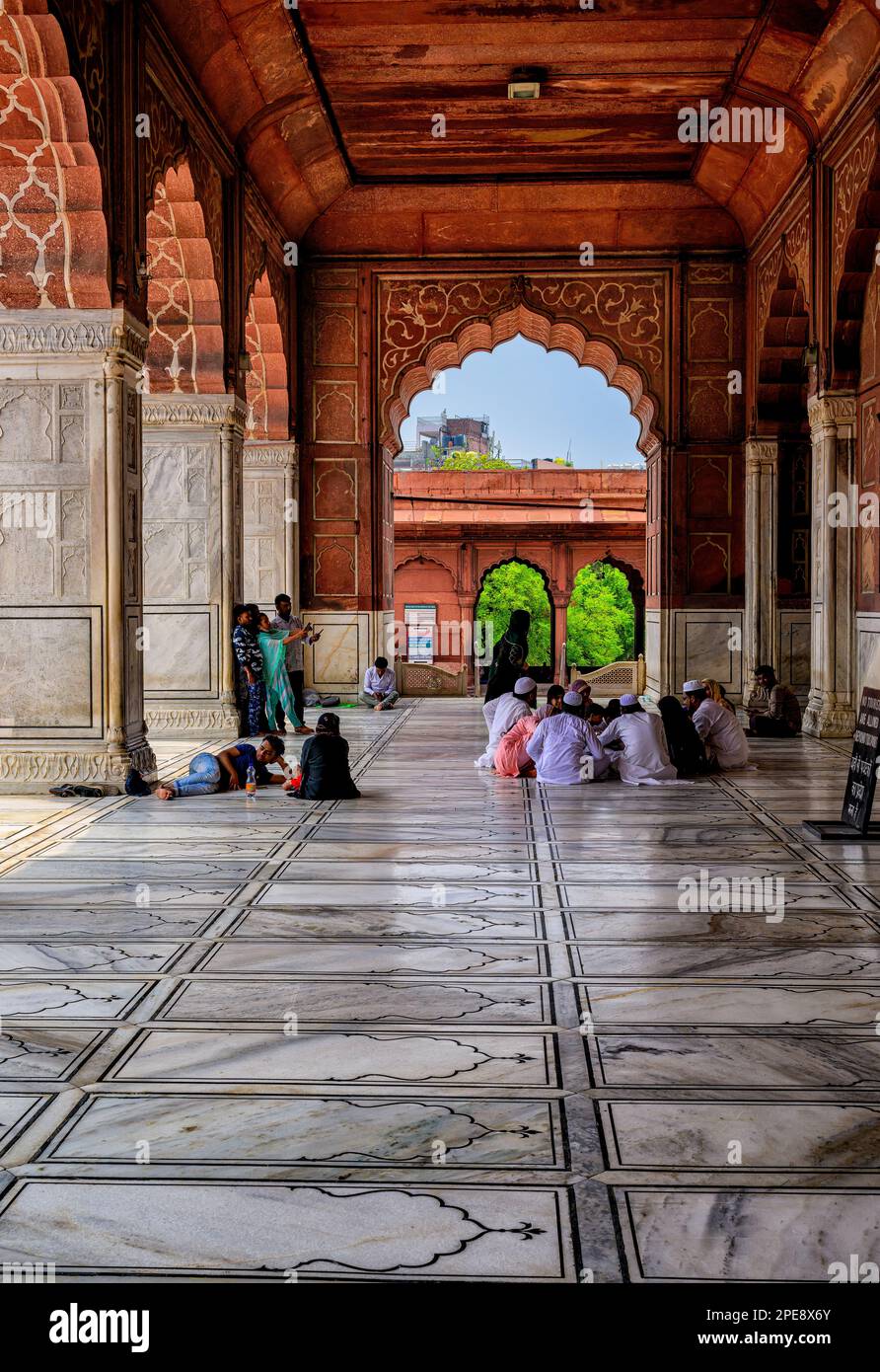 Des fidèles musulmans indiens assis sur le sol de la mosquée Jama Masjid à Delhi Banque D'Images