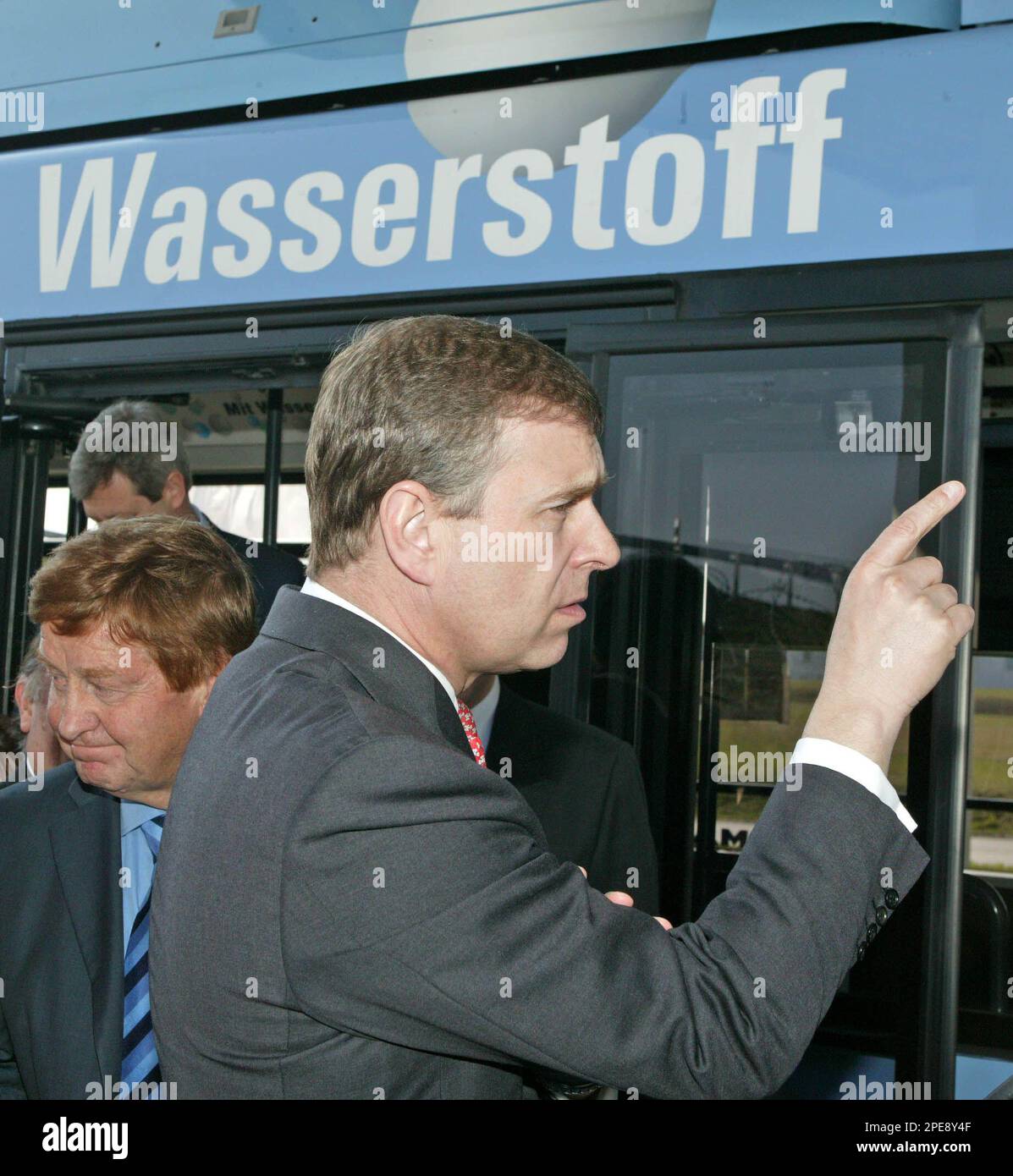Britain's Prince Andrew gestures in fornt of a hydrogen-fuelled bus (letters read: hydrogen) at the airport in Munich, southern Germany, Tuesday, April 5, 2005, where he arrived for a one-day visit to gather detailed information about the use of hydrogen technology especially in hydrogen-fuelled vehicles. (AP Photo/Uwe Lein) Banque D'Images