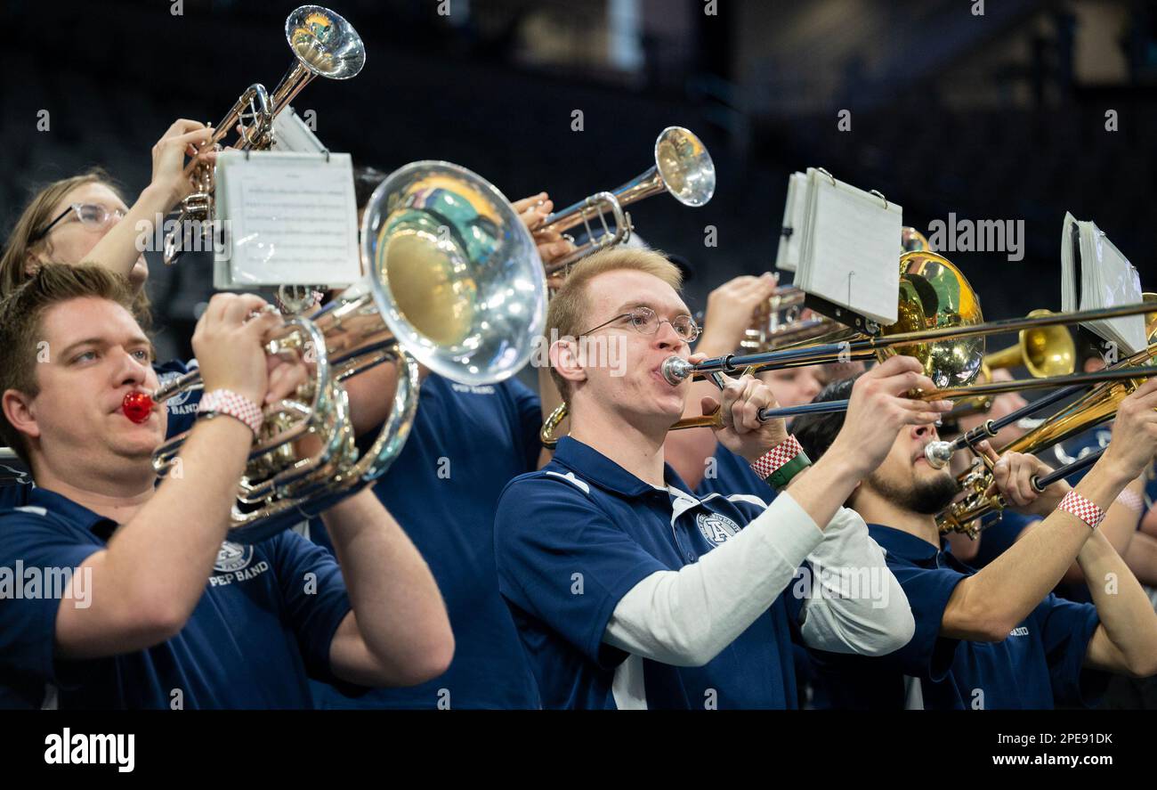 Sacramento, Californie, États-Unis. 15th mars 2023. Daniel Fuhriman, membre du groupe PEP de l'Université d'État de l'Utah, jouant la pratique des trombones avec le groupe pendant la pratique du tournoi des hommes de la NCAA - première partie au Golden 1 Centre de Sacramento, mercredi, 15 mars 2023. (Credit image: © Paul Kitagaki Jr./ZUMA Press Wire) USAGE ÉDITORIAL SEULEMENT! Non destiné À un usage commercial ! Banque D'Images