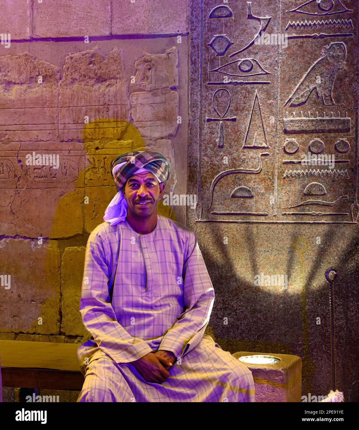 Escortez la garde au temple mortuaire de la reine Hatshepsut, Louxor Égypte Banque D'Images