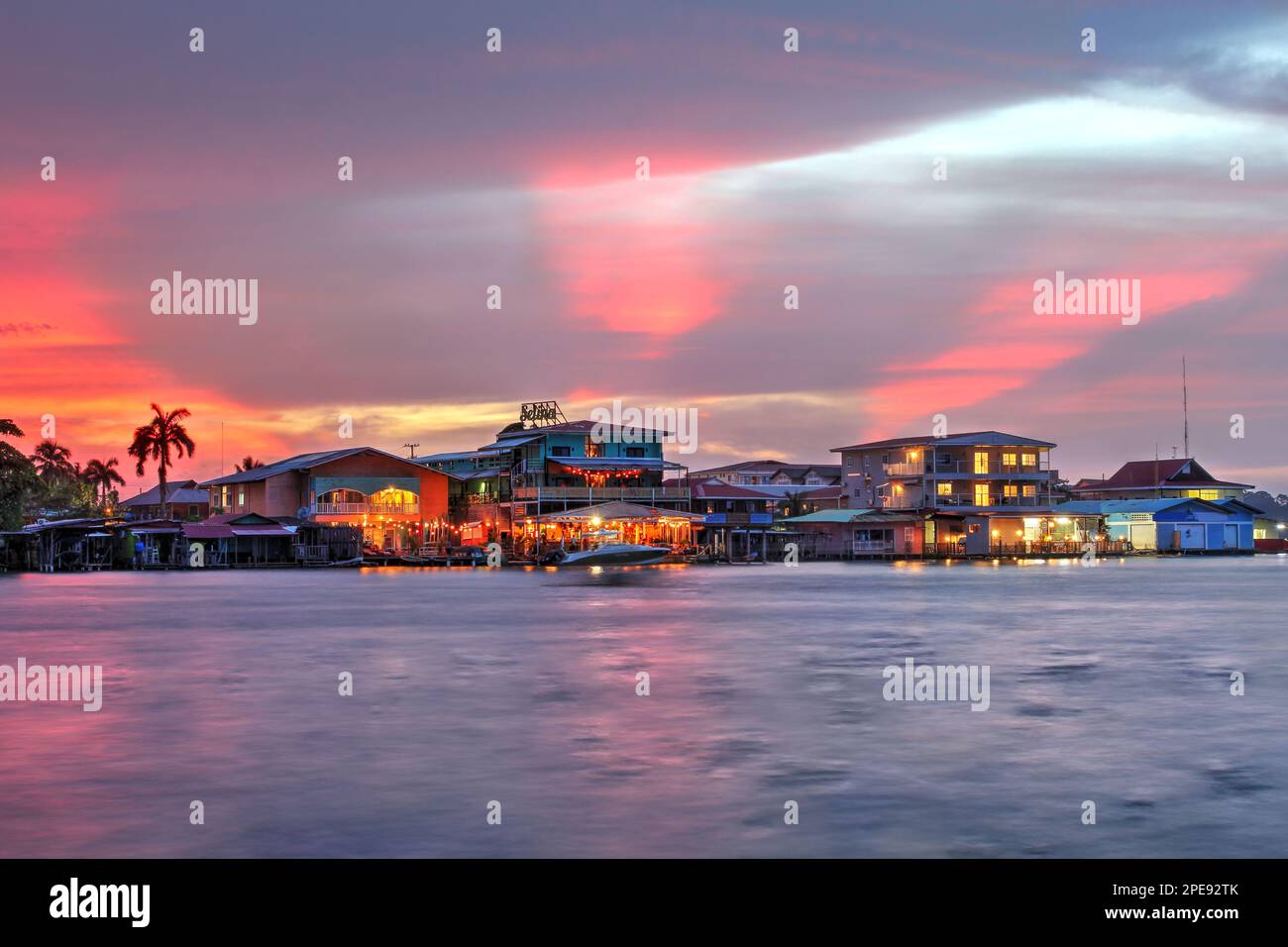 Front de mer de la ville de Bocas sur Isla Colon, province de Bocas del Toro, Panama capturer pendant un coucher de soleil glorieux de l'île de Carenero. Banque D'Images