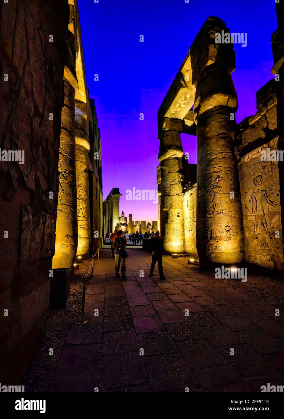 Entrée à la première Cour de Ramsès II, dans le temple de Louxor, illuminée la nuit Banque D'Images