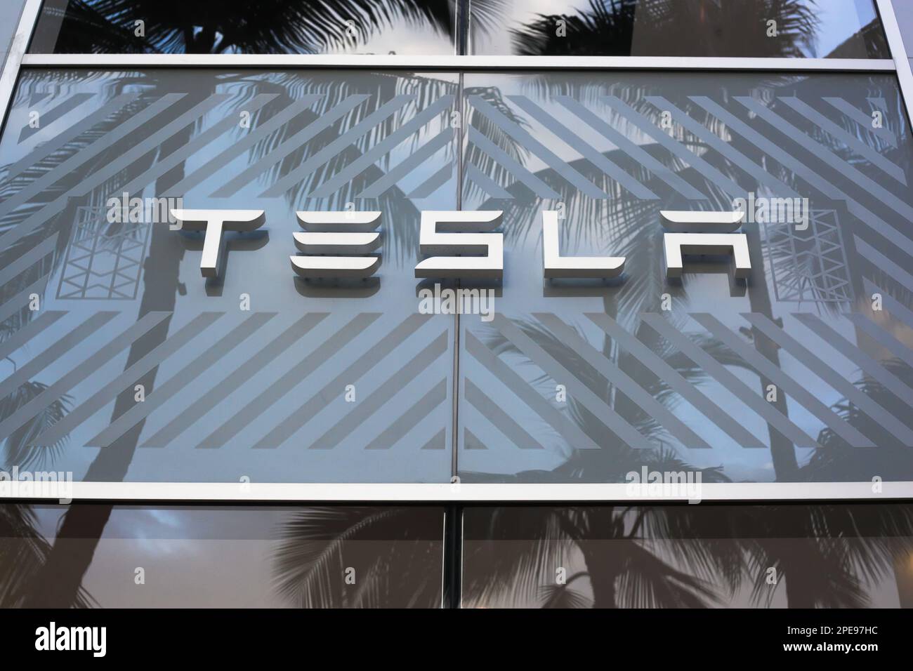 Honolulu, Hawaï - 19 juin 2020 : extérieur de la salle d'exposition Tesla Motors dans le quartier haut de gamme de Waikiki. Banque D'Images