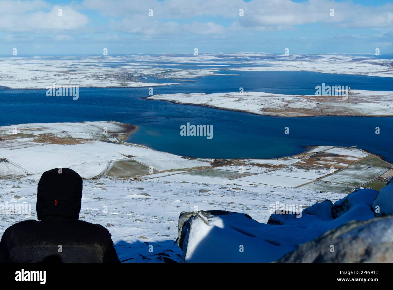 Homme assis au sommet de Ward Hill surplombant les îles Orcades Banque D'Images