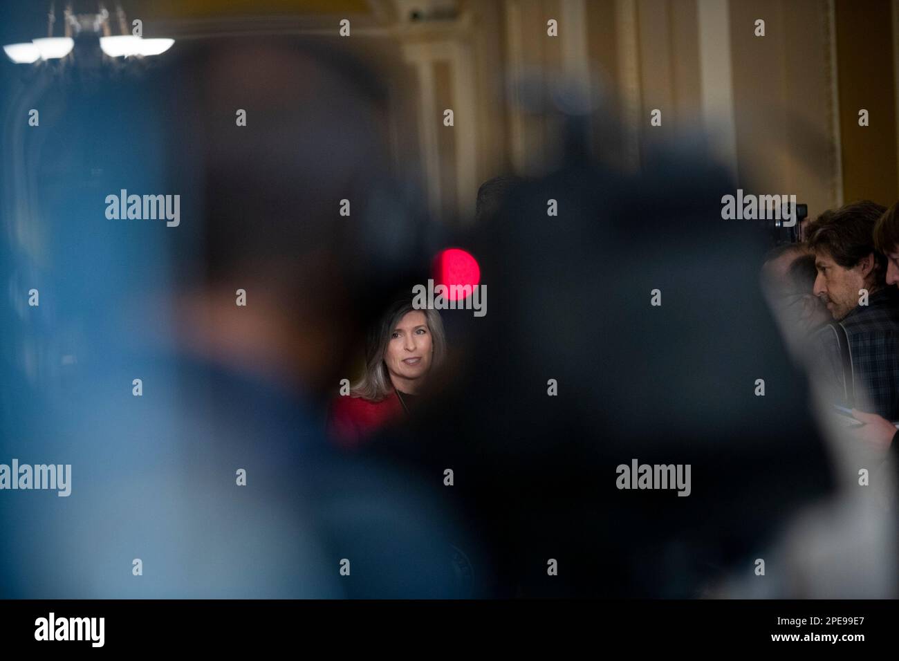 Le sénateur américain Joni Ernst (républicain de l'Iowa) fait des remarques lors du déjeuner-conférence de presse du Sénat Republicanâs, au Capitole des États-Unis à Washington, DC, mercredi, 15 mars 2023. Crédit : Rod Lamkey/CNP Banque D'Images