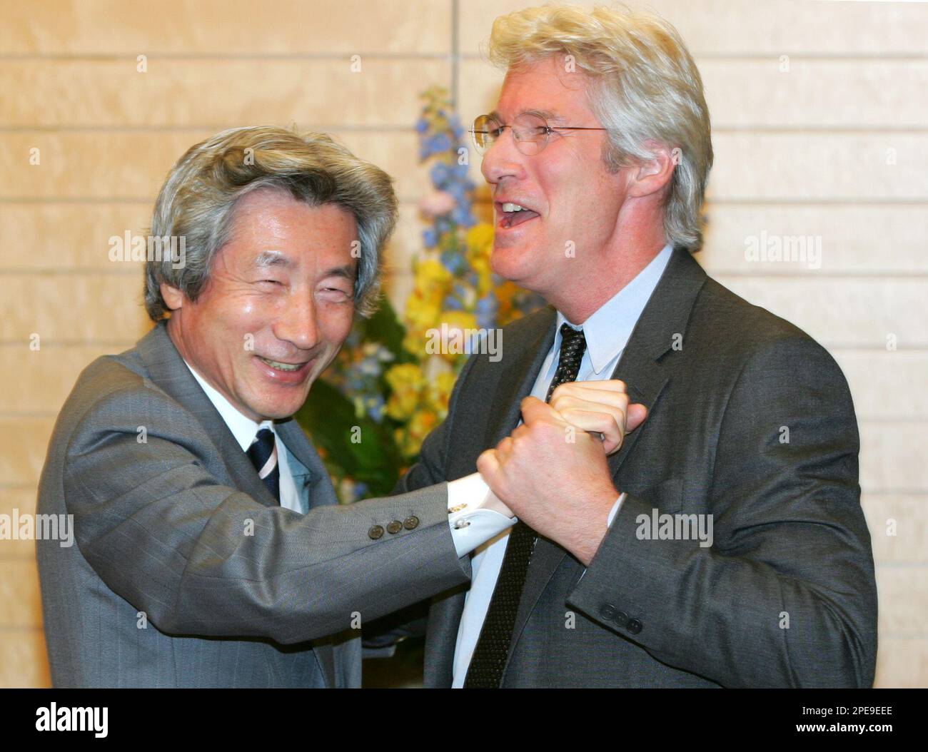 American film star Richard Gere, right, and Japanese Prime Minister Junichiro Koizumi laugh as they dance together at the prime minister at the prime minister's official residence in Tokyo Tuesday, March 29, 2005. Gere is in Tokyo to promote his lates film, "Shall We Dance?" a Hollywood version of Japanese hit movie of the same title. (AP Photo/Itsuo Inouye, Pool) Banque D'Images