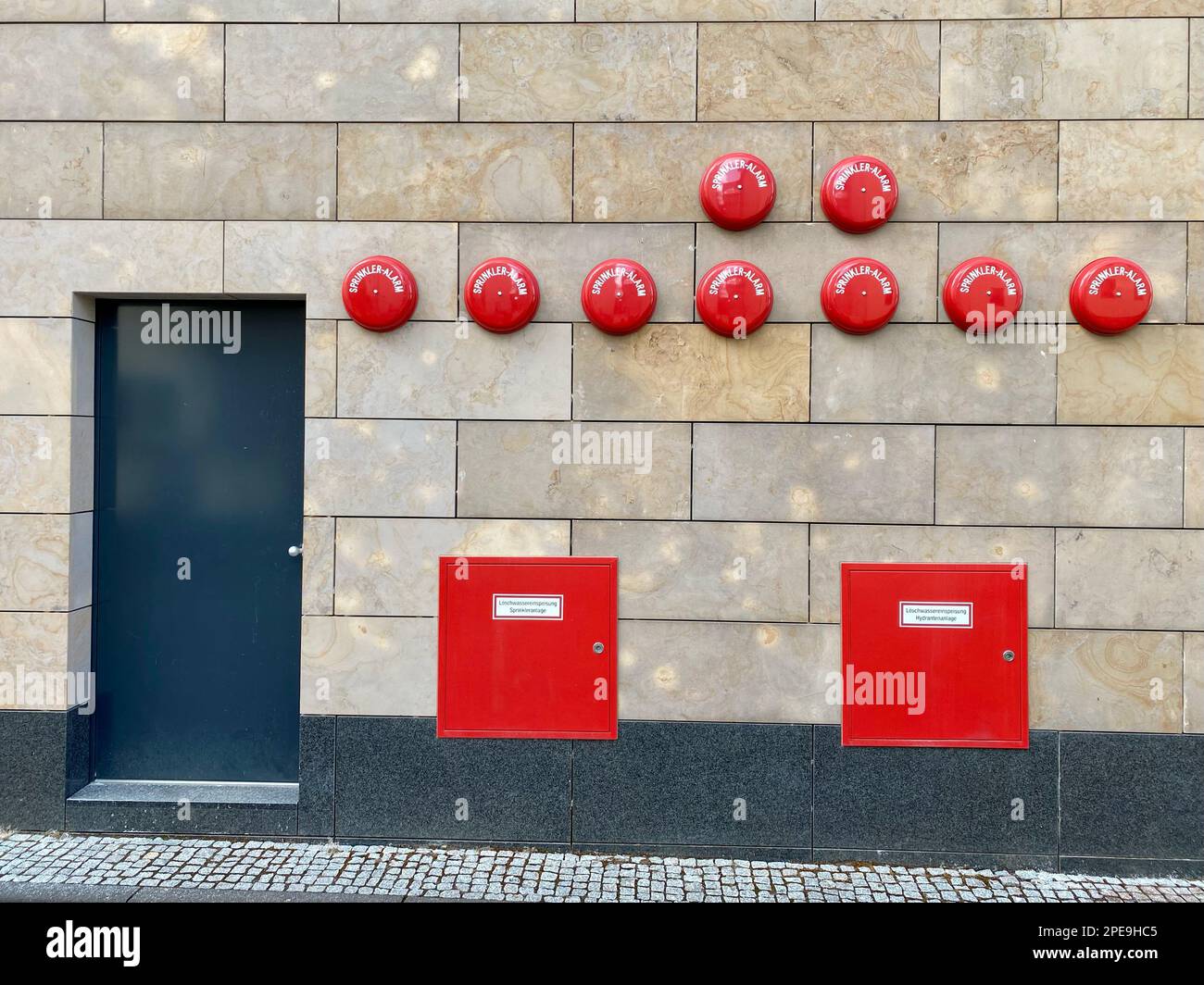 Système de gicleurs et approvisionnement en eau d'incendie sur le mur d'une grande propriété. Concept de sécurité en cas d'incendie. Banque D'Images