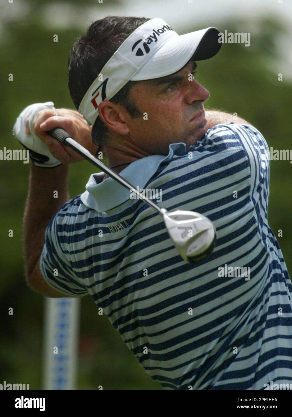 Ireland's Paul McGinley tees off on the first hole during the final round of the Standard Chartered Indonesia Open golf tournament at Cengkareng Golf Club on the outskirts of Jakarta, Indonesia, Sunday, March 27, 2005. (AP Photo/Dita Alangkara) Banque D'Images