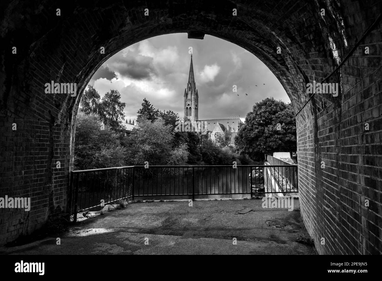 Image en noir et blanc de l'église évangéliste St Johns et de sa vue à travers une arche, Bath City, Royaume-Uni Banque D'Images