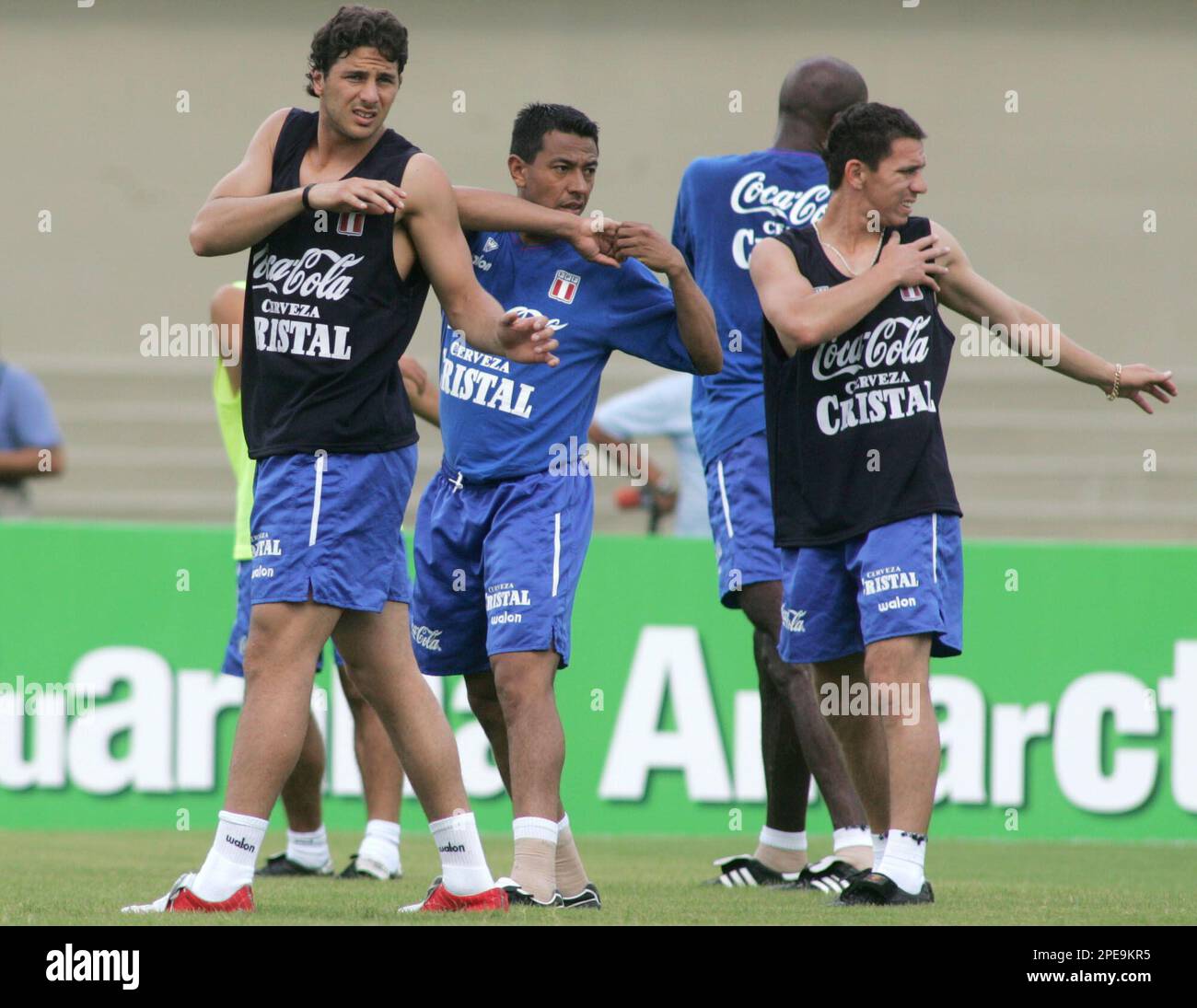 Peru's soccer players, from left, Claudio Pizarro, Nolberto Solano, and Miguel Rebosio stretch during a training session at the Serra Dourada stadium, in Goiania, Brazil, on Saturday, March 26, 2005. Peru face Brazil on Sunday, March 27, in a World Cup qualifying match for Germany 2006. (AP Photo/Silvia Izquierdo) ** EFE OUT ** Banque D'Images