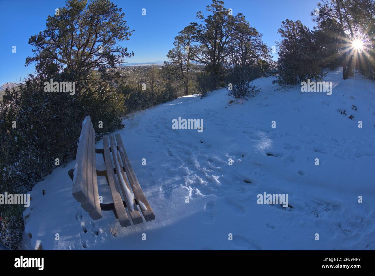 Vue depuis le premier banc le long du sentier de randonnée pédestre Thumb Butte dans la forêt nationale de Prescott, juste à l'ouest de Prescott Arizona, couvert en hiver Banque D'Images