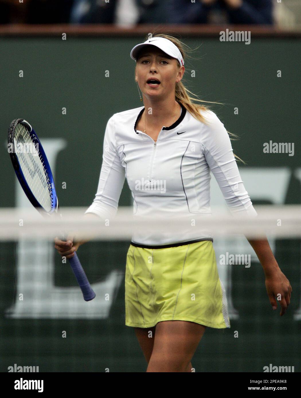 Maria Sharapova, from Russia, looks at her coach as she reacts after Lindsay Davenport broke her serve during in their semifinals match at the Pacific Life Open Thursday, March 17, 2005, in Indian Wells, Calif. Davenport won, 6-0, 6-0. (AP Photo/Kevork Djansezian) Banque D'Images