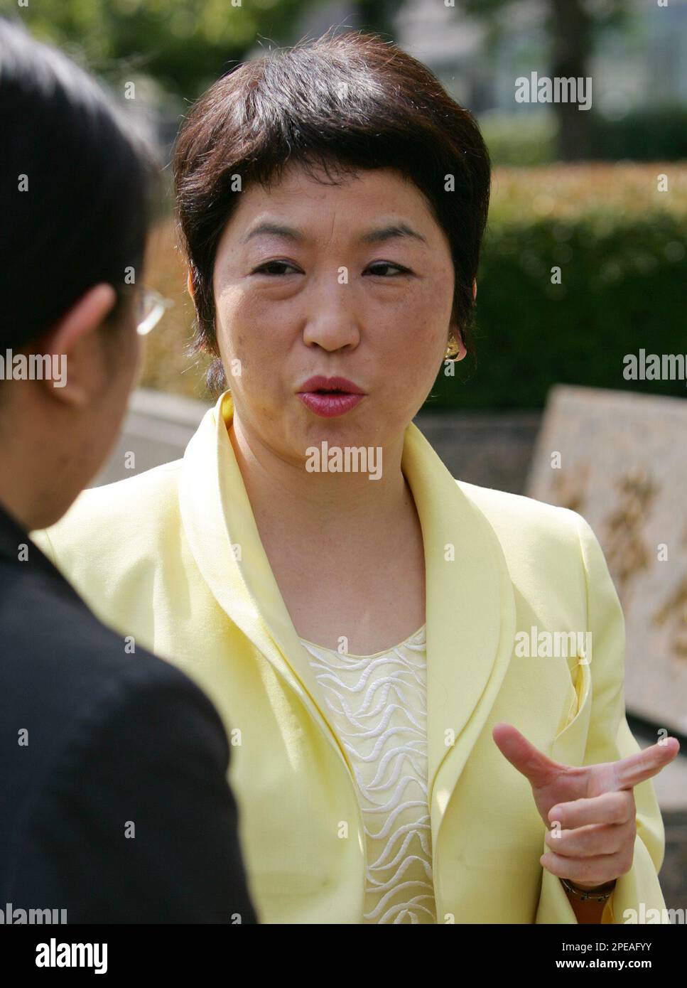 Mizuho Fukushima, leader of Japan's Social Democratic Party, speaks to a reporter outside Justice Ministry in Tokyo Wednesday, March 16, 2005. Mizuho Fukushima, leader of Japan's opposition Social Democratic Party, said senior immigration officials told her that Fischer would be allowed to go to Iceland if he is given citizenship there. (AP Photo/Itsuo Inouye) Banque D'Images