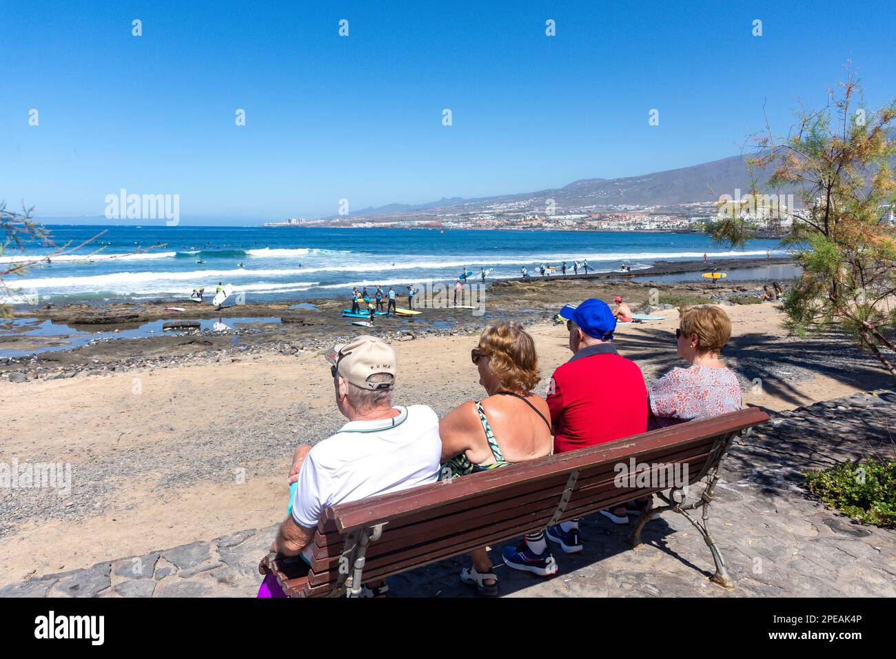 Groupe plus âgé assis sur la promenade de la plage, C. Francisco Andrade Fumero, Playa de las Américas, Tenerife, Iles Canaries, Royaume d'Espagne Banque D'Images
