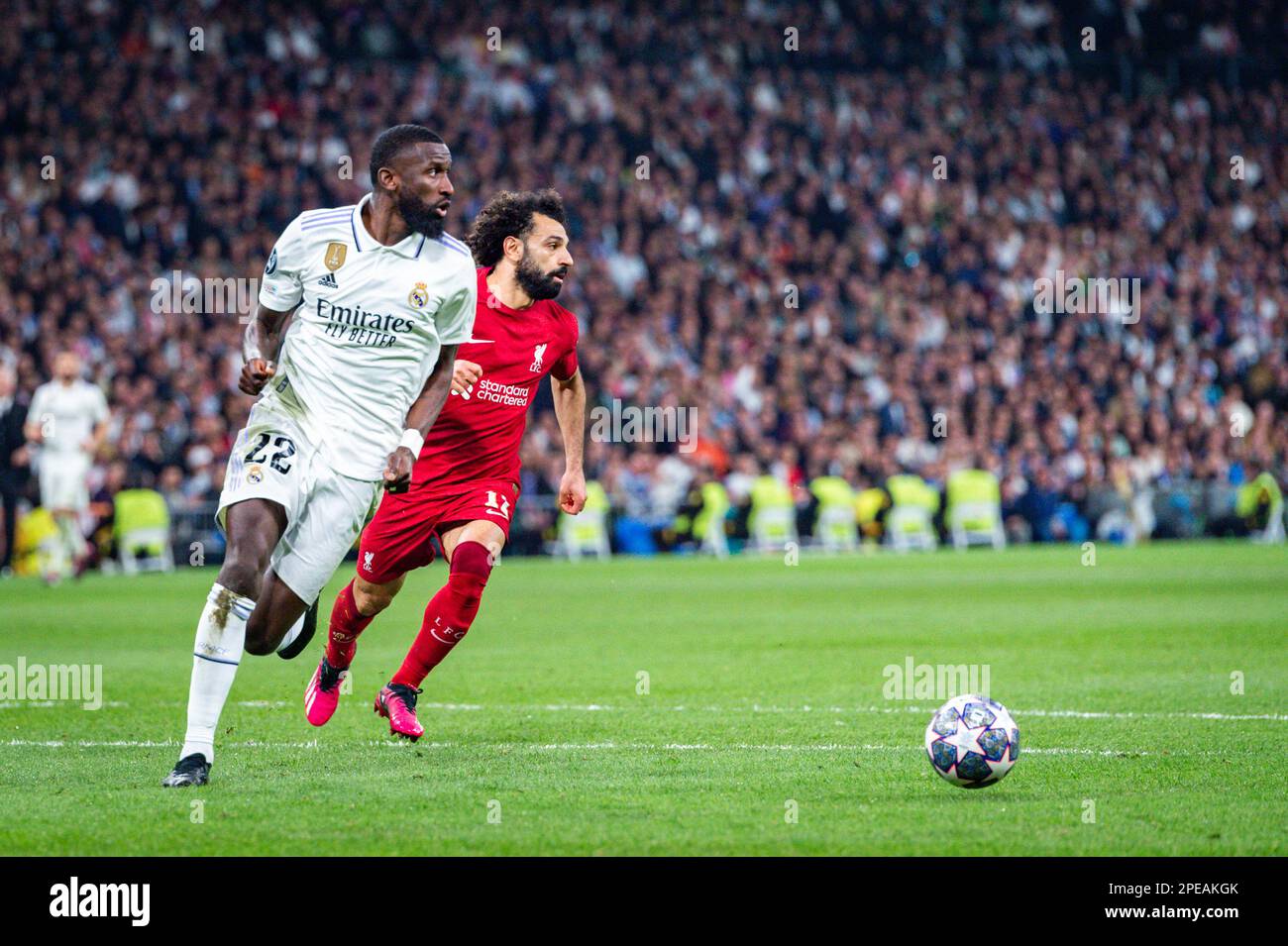 Madrid, Madrid, Espagne. 15th mars 2023. Antonio RÅ¸diger (Real Madrid) et Mohamed Salah (Liverpool) en action pendant le match de football entre Real Madrid et Liverpool valable pour la deuxième partie du tour de 16 de la Ligue UEFA ChampionÃs célébrée à Madrid, Espagne au stade Bernabeu le mercredi 15 mars 2023 (Credit image: © Alberto Gardin/ZUMA Press Wire) USAGE ÉDITORIAL SEULEMENT! Non destiné À un usage commercial ! Crédit : ZUMA Press, Inc./Alay Live News Banque D'Images