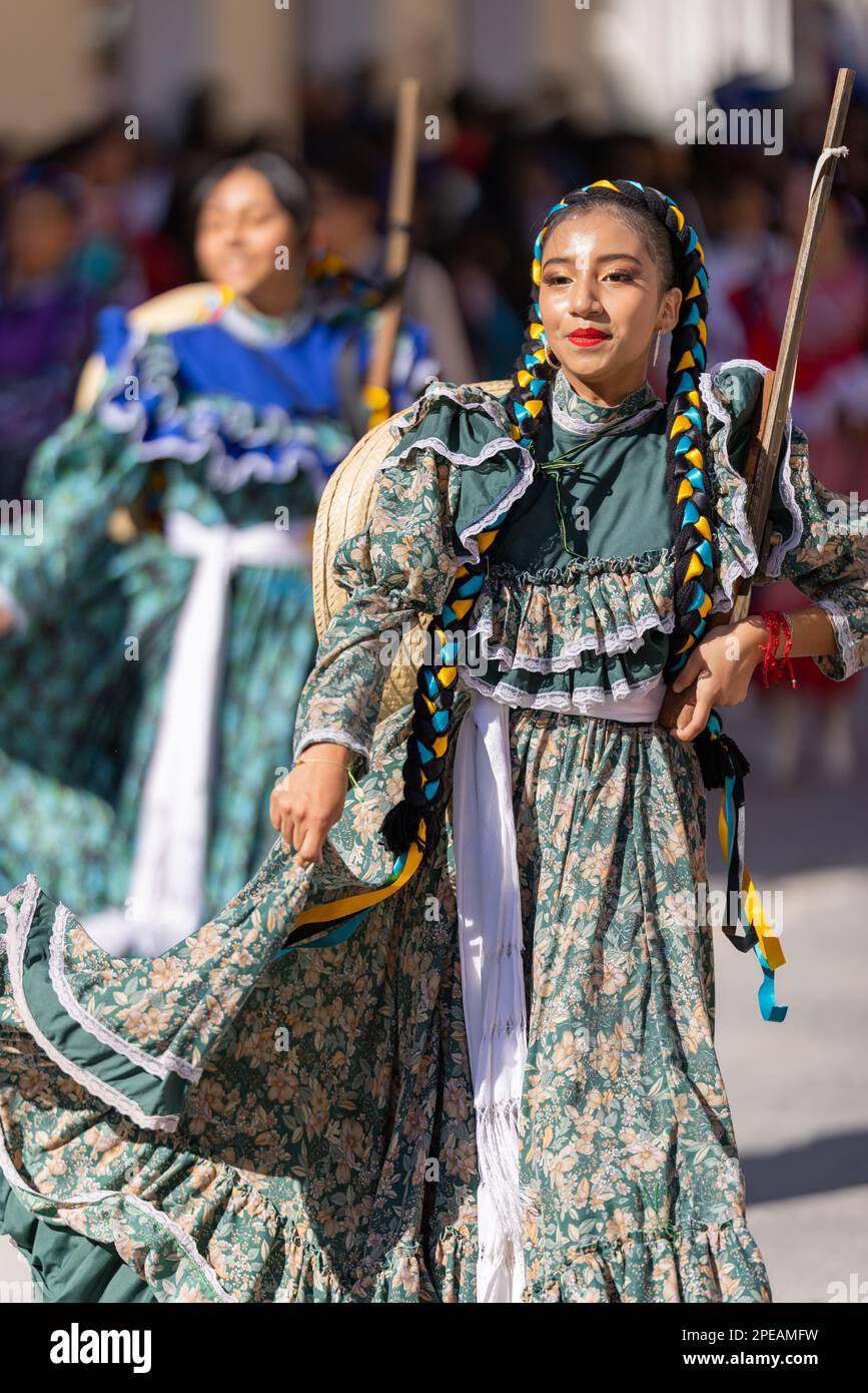 Matamoros, Tamaulipas, Mexique - 26 novembre 2022: Le Desfile del 20 de Noviembre, danseur s'habille comme adelita en spectacle à la parade Banque D'Images