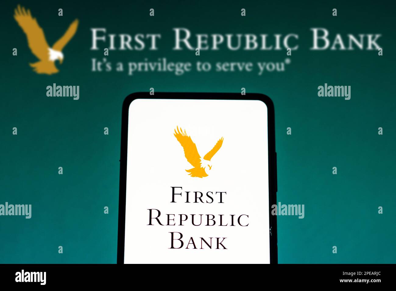 Sur cette photo, le logo First Republic Bank est affiché sur un smartphone. Banque D'Images