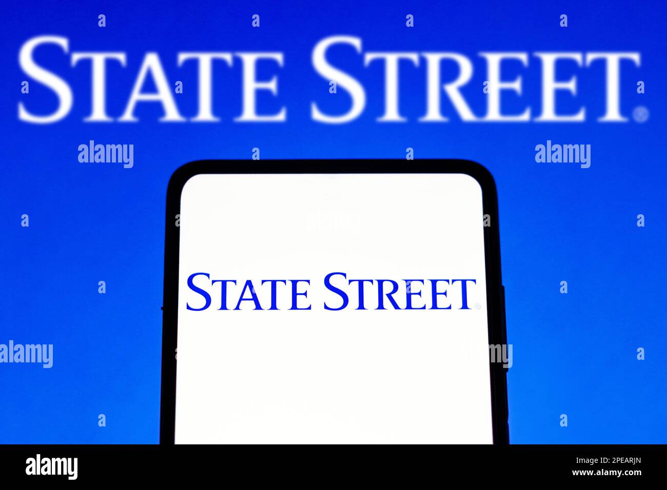 Dans cette illustration, le logo State Street Corporation est affiché sur un smartphone. Banque D'Images Dans cette illustration, le logo State Street Corporation est affiché sur un smartphone. Banque D'Images