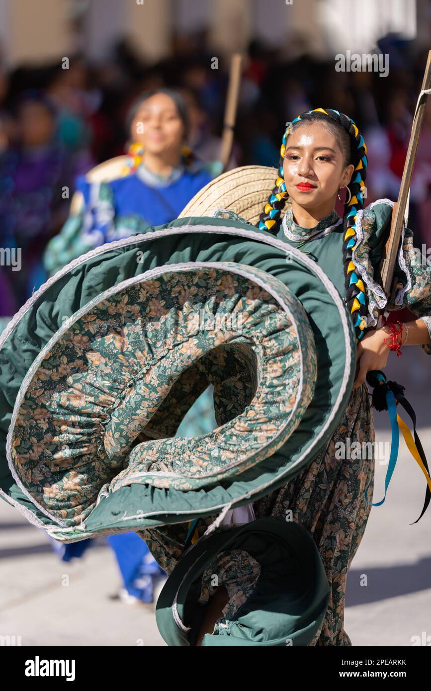 Matamoros, Tamaulipas, Mexique - 26 novembre 2022: Le Desfile del 20 de Noviembre, danseur s'habille comme adelita en spectacle à la parade Banque D'Images