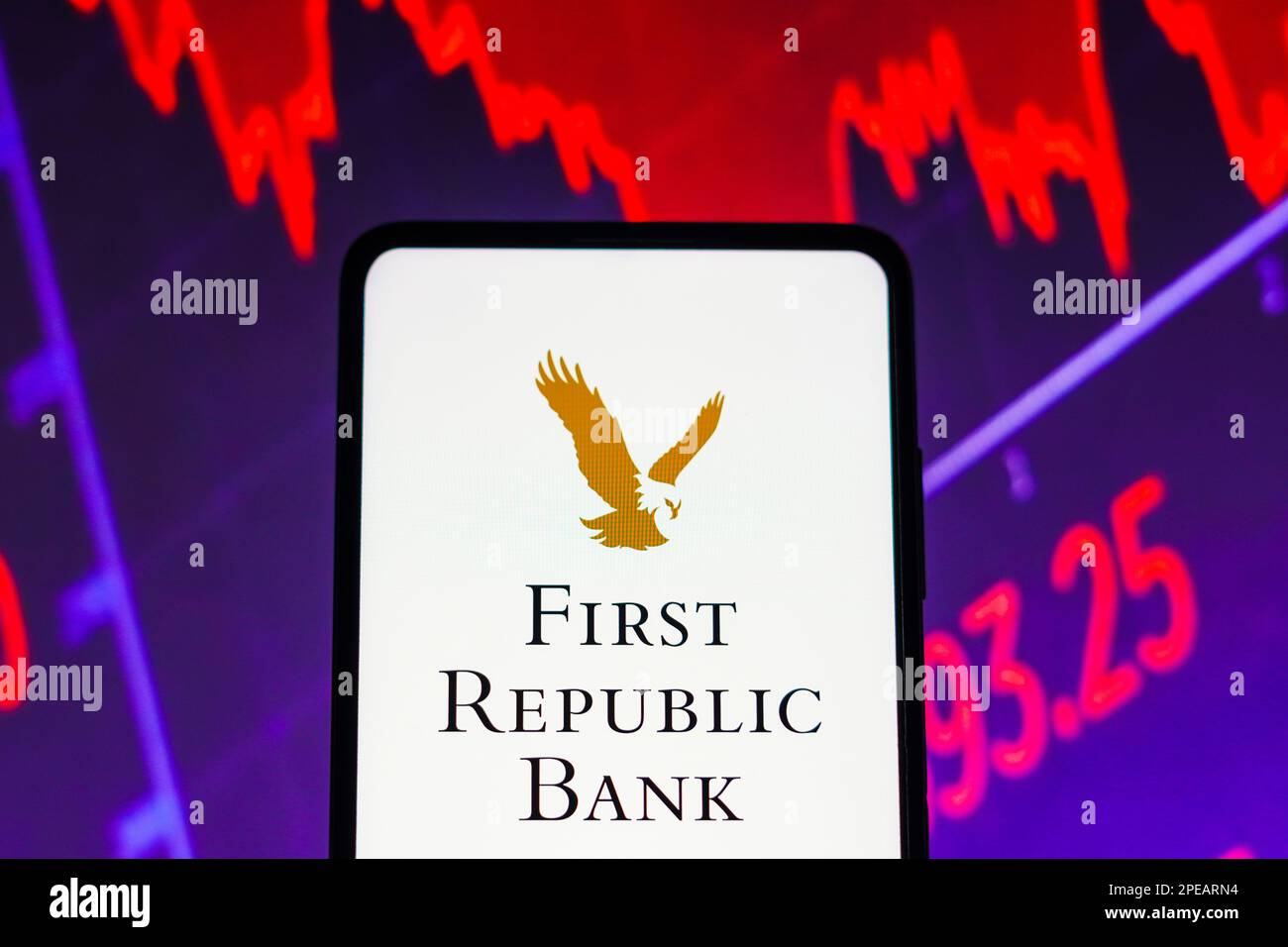 Sur cette photo, le logo First Republic Bank est affiché sur l'écran d'un smartphone, avec une représentation graphique du marché boursier en arrière-plan. Banque D'Images