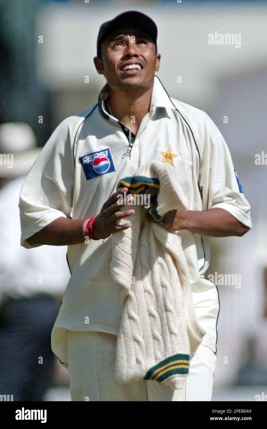Pakistan's Danish Kaneria celebrates after taking his sixth wicket against India during the fourth day of the first cricket test match in Mohali, India, Friday, March 11, 2005. (AP Photo/Aman Sharma) Banque D'Images
