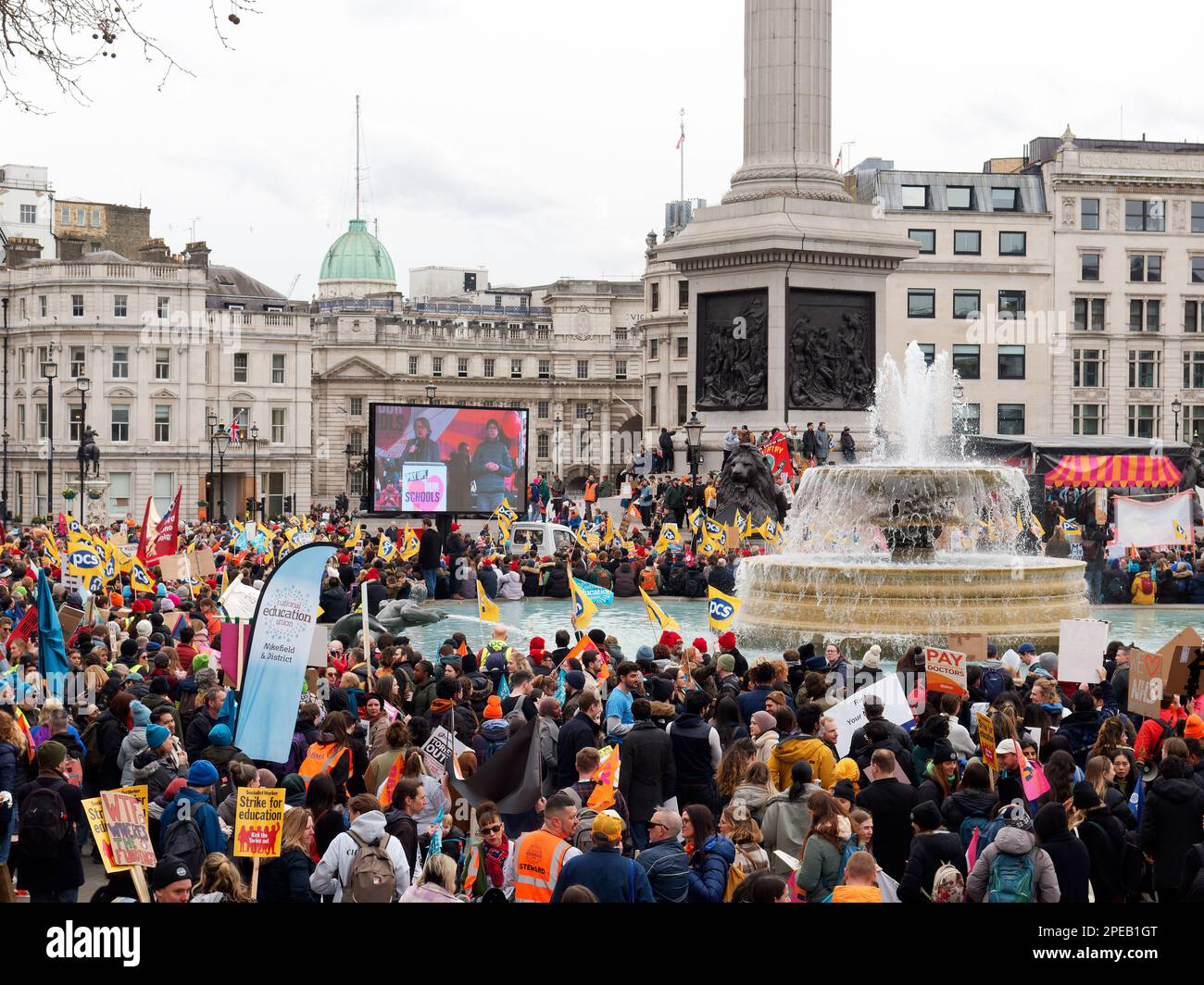 Des enseignants en grève et d'autres travailleurs de la fonction publique protestent lors d'un rassemblement à Trafalgar Square à Londres le jour du budget du 15 mars 2023 Banque D'Images