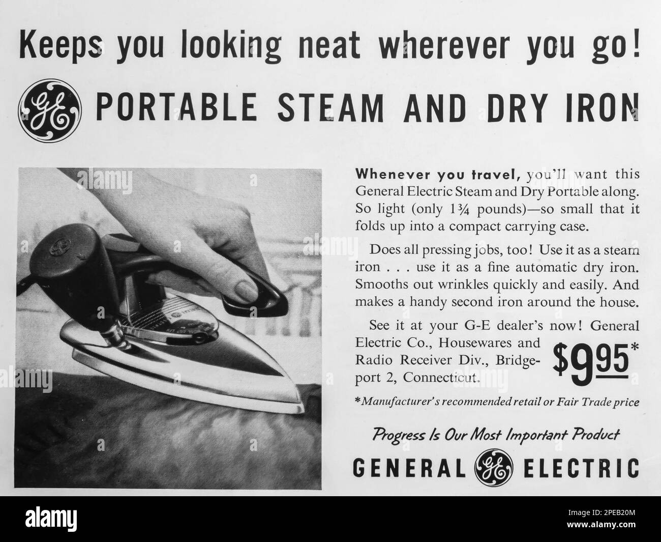 Publicité GE General Electric portable vapeur et fer sec dans un magazine NatGeo juin 1956 Banque D'Images