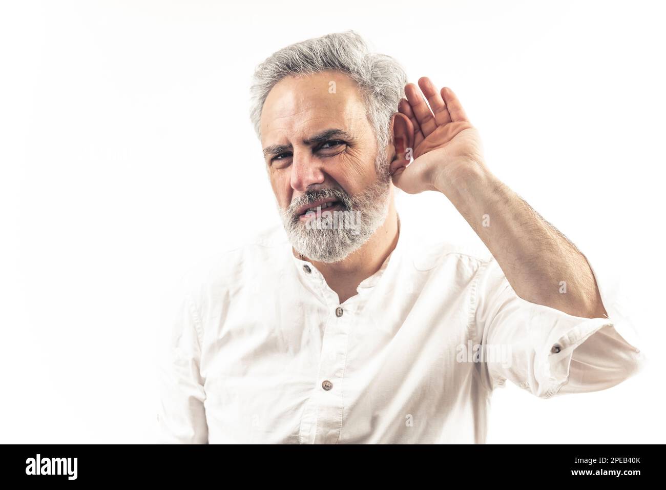 Homme gris de 40 ans à poil dur à l'écoute de la main au-dessus de l'oreille  - isolé studio de gros plan. Photo de haute qualité Photo Stock - Alamy