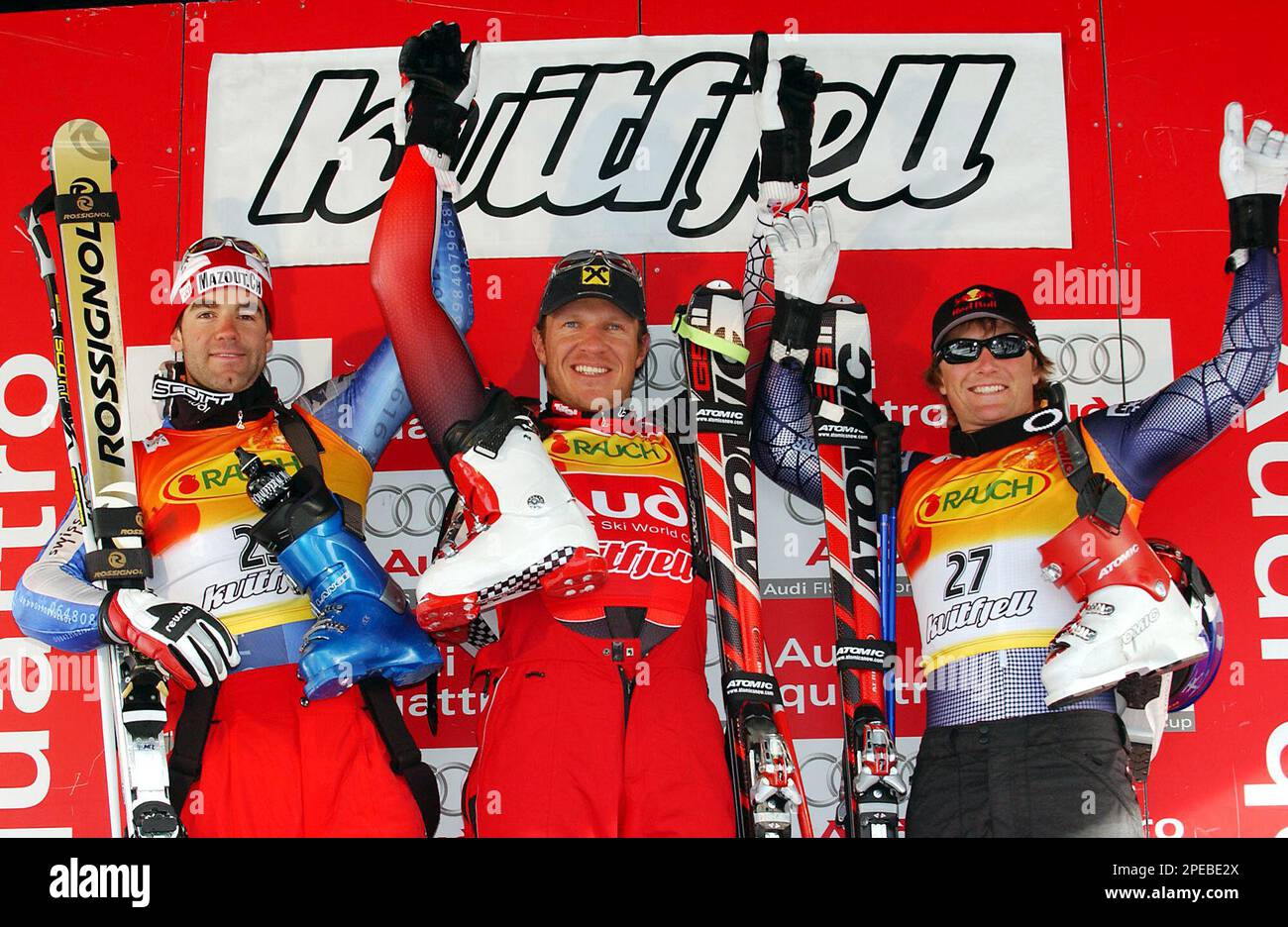 Austria's Hermann Maier, center, winner of the World Cup Men's Super-G race, celebrates on the podium with second placed Switzerland's Didier Defango, left, and third placed Daron Rahlves of the United States, in Kvitfjell, Norway, Sunday, March 6, 2005. (AP Photo/Giovanni Auletta) Banque D'Images
